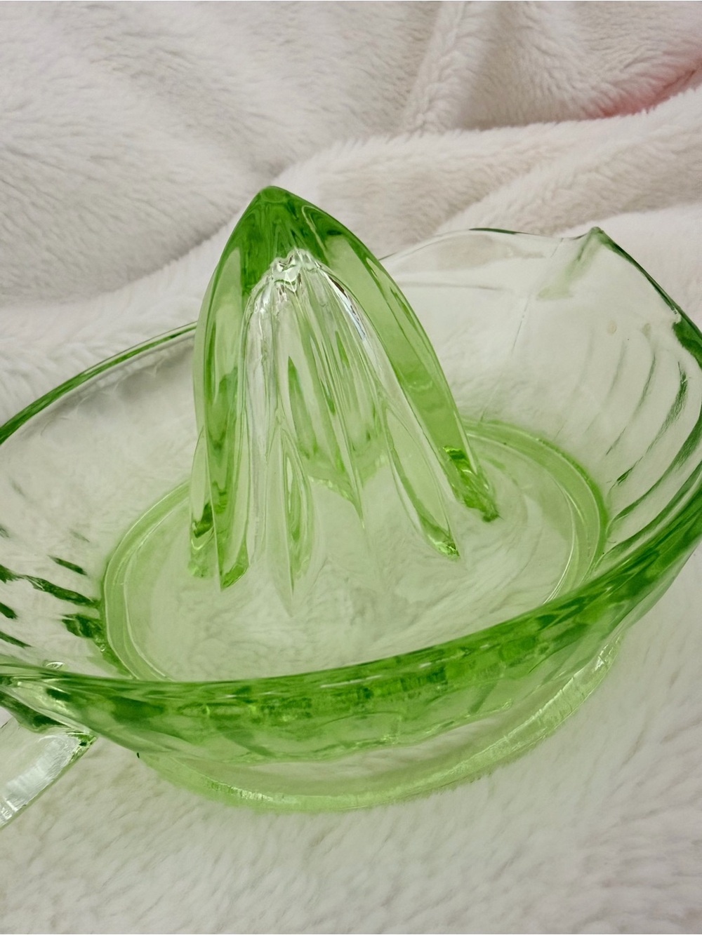Vintage Green Uranium Glass Citrus Reamer Juicer - Depression Glass - Picture 5 of 14